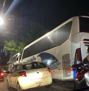 Protesto contra a falta de água no Jacintinho deixa trânsito de Maceió em grande congestionamento