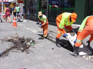 Prefeitura faz limpeza e repõe placas de galerias no calçadão do Centro