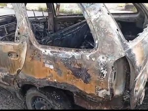 Veículo fica destruído após pegar fogo no bairro Tabuleiro do Martins