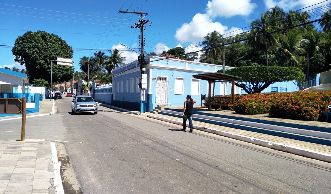 Motoqueiro é detido após furar bloqueio policial em Porto de Pedras