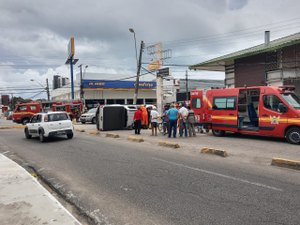 Caminhonete com turistas capota após colisão na Praça Centenário 