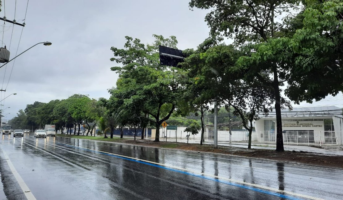 Defesa Civil alerta para risco de deslizamentos e alagamento em Maceió