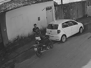 Câmeras flagram homem com uniforme de motoboy praticando assaltos no Benedito Bentes
