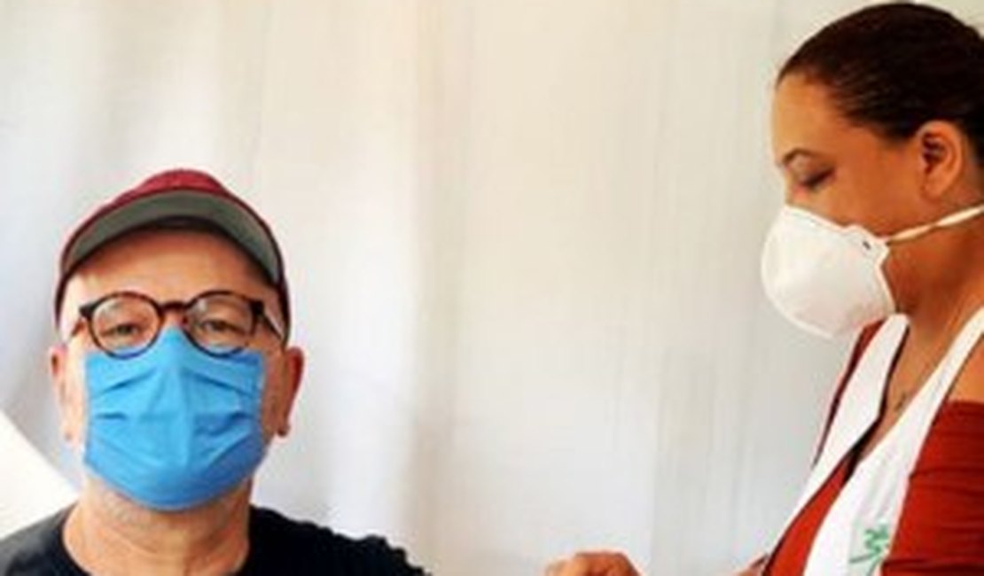 Marcelo Tas é vacinado contra a covid-19: 'Fila cheia de afeto'