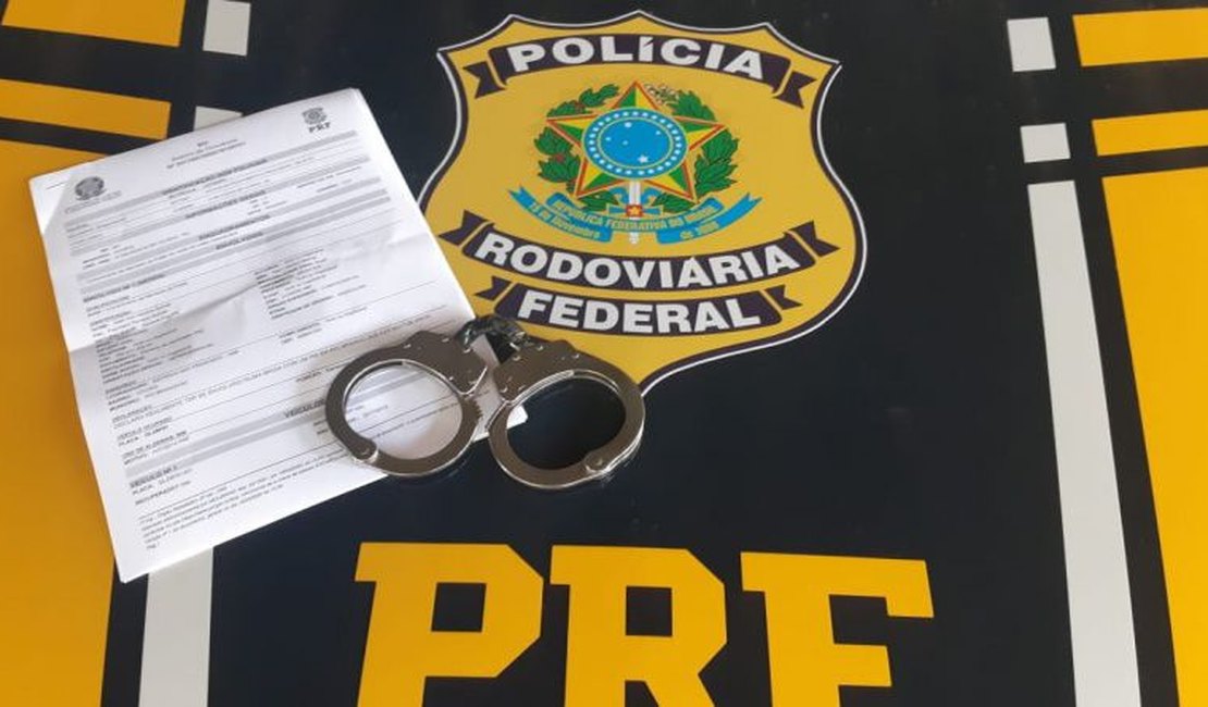 PRF cumpre mandado de prisão durante abordagem a veículo em Canapi