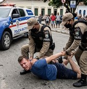 Homem é preso após agredir policiais e resistir à abordagem em Marechal Deodoro