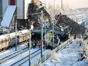 Acidente com trem de alta velocidade deixa mortos e dezenas de feridos na Turquia