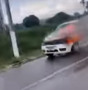 Carro de passeio pega fogo e assusta populares na AL-220, em Arapiraca