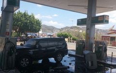 Pajero preta envolvida em acidente em posto de combustível