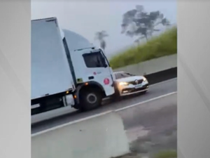 [Vídeo] Caminhão arrasta carro na Rodovia Anhanguera após fugir de tentativa de roubo