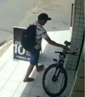 [Vídeo] Idoso tem bicicleta furtada bairro do Cleto, em Maceió