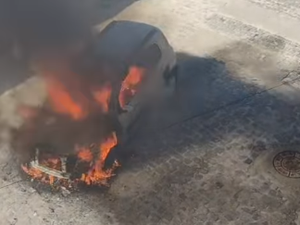 Carro pega fogo e assusta moradores na Antiga Rua da Feira, em Maragogi
