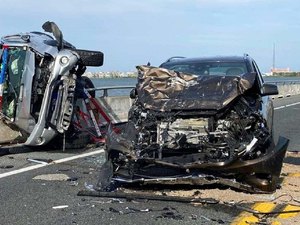 Motorista sobrevive a acidente e pula de ponte para salvar criança