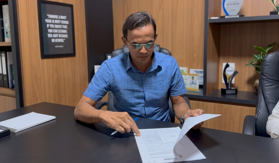 Prefeito Marcos Silva autoriza construção de Campo Society na Bititinga e confirma cobertura de quadra de esportes na localidade