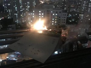 Irritado, pai queima livro do filho e quase causa incêndio em condomínio