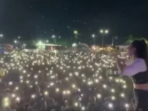 Cantora faz show e reúne multidão em meio à pandemia de Covid-19