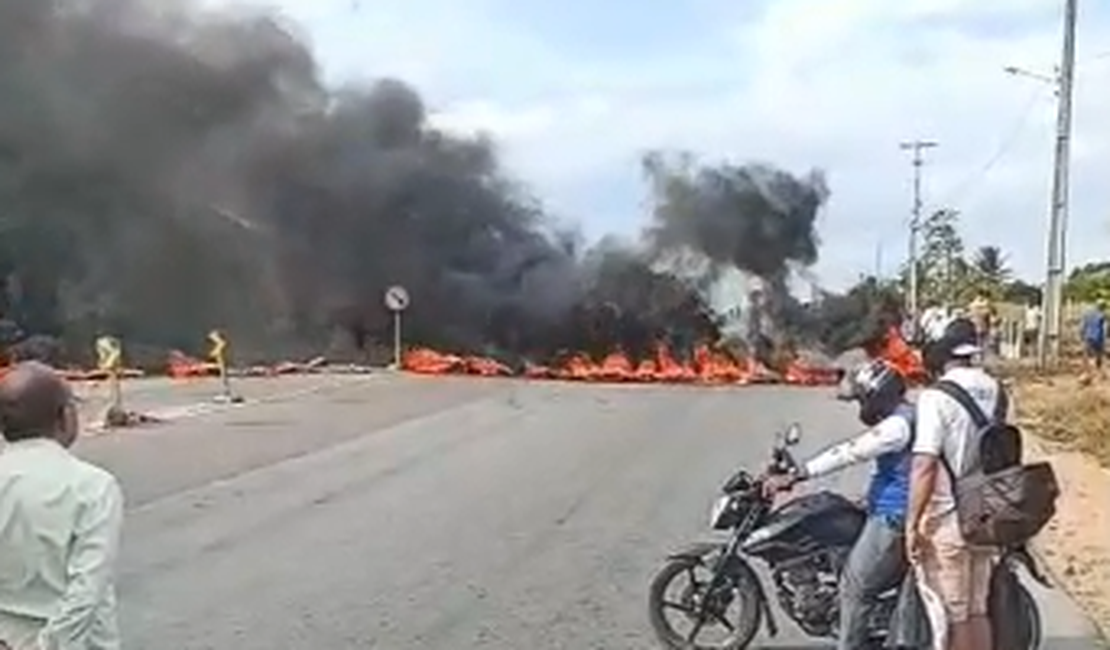 Moradores bloqueiam AL-115 em protesto contra falta de água em Igaci