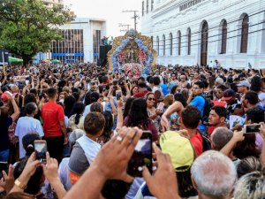 Procissão é seguida por milhares de devotos, em Maceió