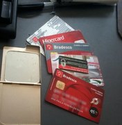 Internauta encontra carteira com cartões e procura dona