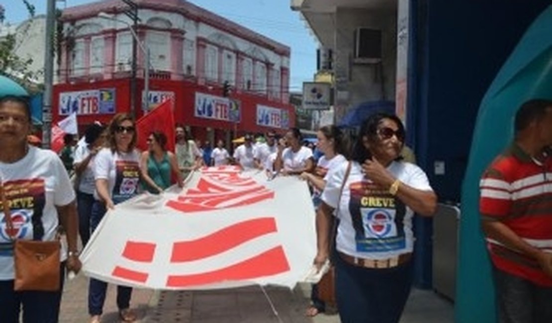 Docentes da UFAL realizam ato público no Centro de Maceió