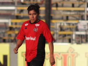 Com passagens por clubes do sul, atacante Elias é contratado pelo CRB para Série B