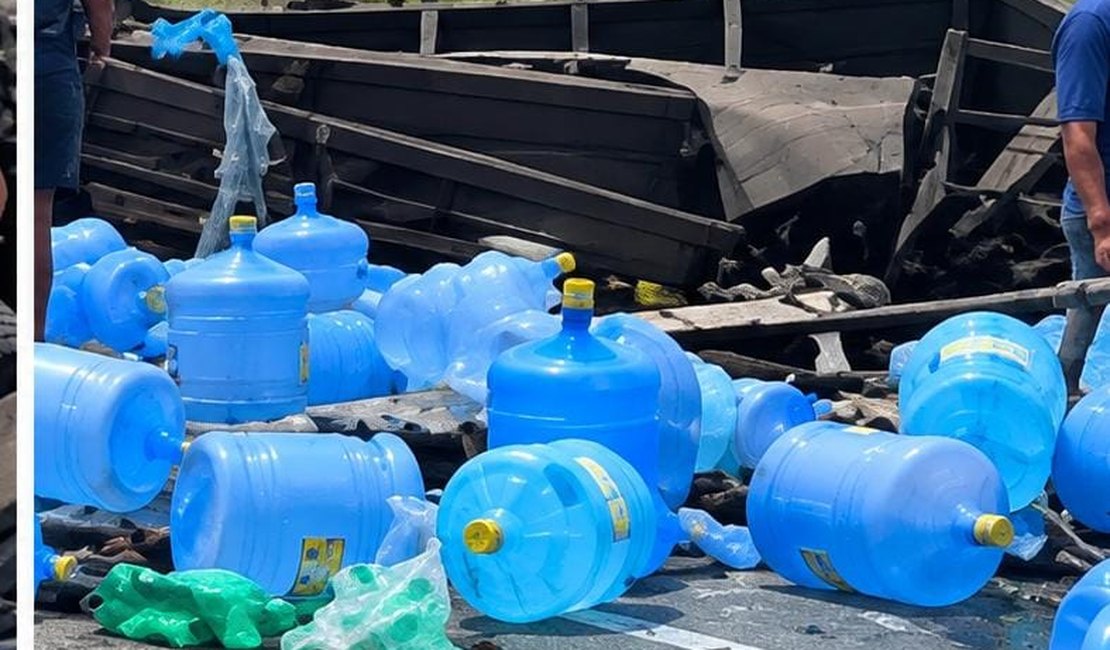 Caminhão com garrafões de água e refrigerantes tomba na BR-316, em Pilar