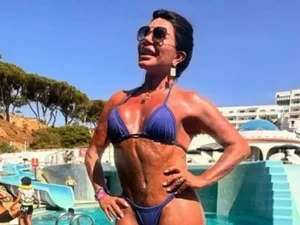 Gretchen exibe corpo sarado ao posar em dia de sol no sul de Portugal