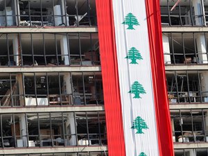 Socorristas vasculham destroços em Beirute após sinais de vida