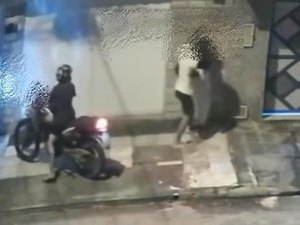 [Vídeo] Mulher é assaltada à mão armada no bairro do Poço