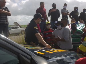 Ex- trabalhadores da Usina Sinimbu realizam protesto e interditam a BR-101