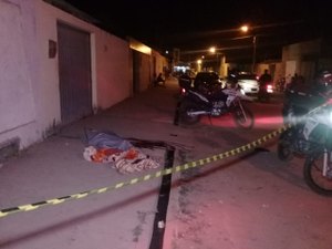 Jovem é assassinado enquanto conversava com amigos