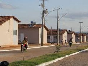 Dois homens são presos com armas e drogas em conjunto residencial de arapiraca