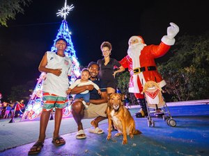 Moradores do Vergel do Lago se encantam com o brilho do Natal na Parada Natalina