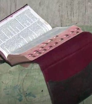 Mais uma bíblia fica intacta após casa ser incendiada em Fortaleza