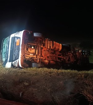 Carreta com carga de álcool tomba em Porto Calvo