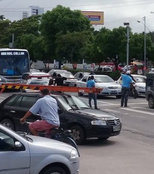 Pedindo a regulamentação do serviço, motoristas de transporte clandestino realizam protesto