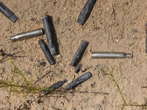 Policial do RJ é flagrado atirando pra cima com fuzil