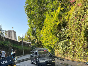 [Vídeo] Poste cai em cima de carro após acidente no bairro da Gruta de Lourdes