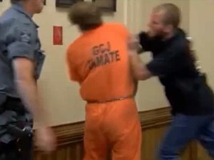 Homem que matou filho de três meses é agredido no tribunal