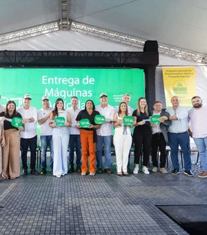 Prefeita de Novo Lino representa AMA em entrega de equipamentos da agricultura