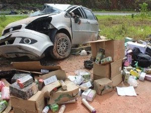 Veículo que transportava cosméticos capota na BR-101 e tem carga saqueada