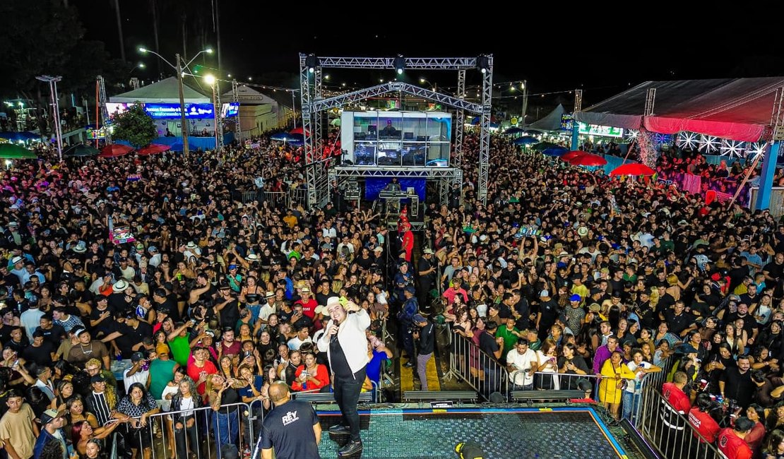 Primeira noite de shows do FIPI reúne multidão em Palmeira dos Índios