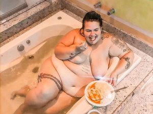 Thais Carla posa nua em banheira e dispara: 'Vai ter gorda se amando, sim'