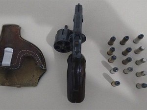 Mototaxista é preso ao ser flagrado com arma de fogo