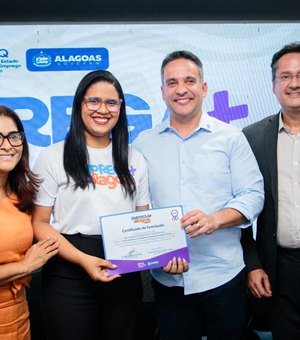 Paulo Dantas entrega 120 certificados do programa Emprega Mais Alagoas