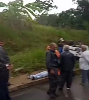 Homem perde controle do carro e capota veículo em Maceió