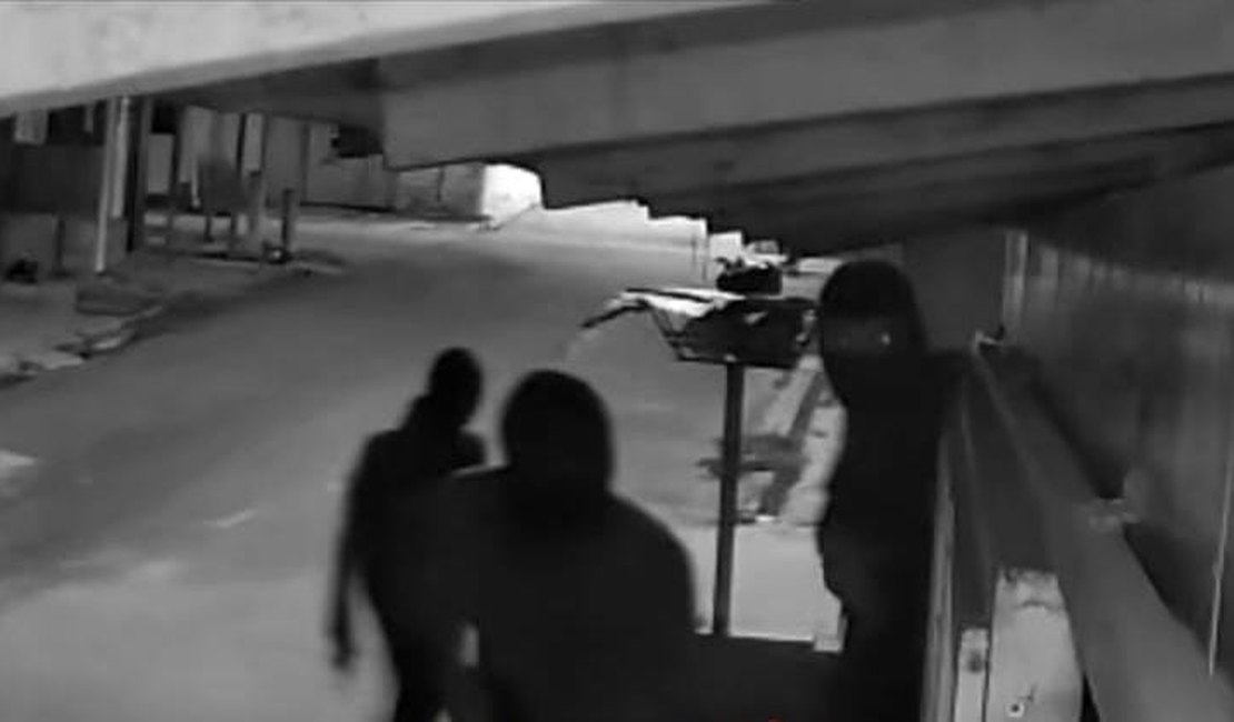 Bando armado e encapuzado é visto rondando ruas do município de São Luís do Quitunde