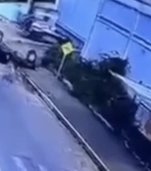 Vídeo mostra capotamento de carro em Avenida movimentada de Palmeira dos Índios
