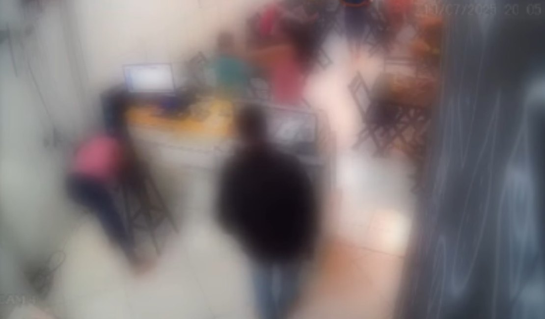 Homem invade pizzaria e rouba clientes no Jacintinho; criança autista estava entre as vítimas
