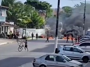 Moradores bloqueiam Av. Senador Rui Palmeira, em Maceió, em protesto contra falta de energia